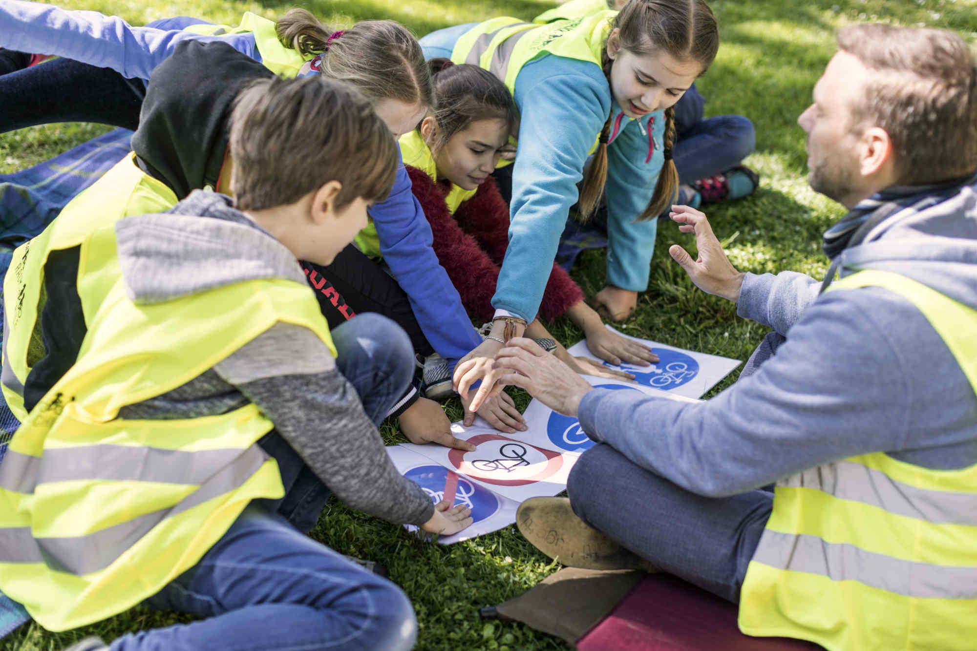 Kindergruppe erarbeitet Verkehrszeichen mit Trainer